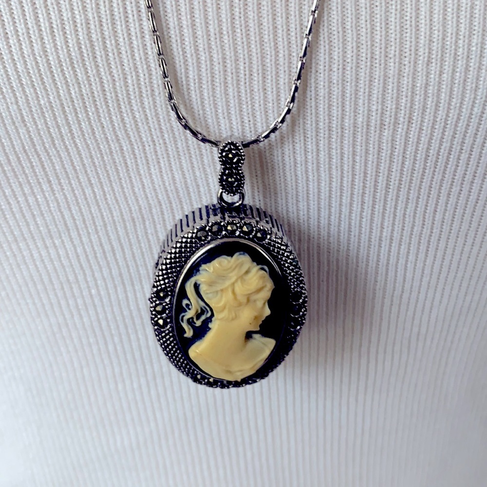🌟3 for $25/Vanity Fair Cameo/Watch locket